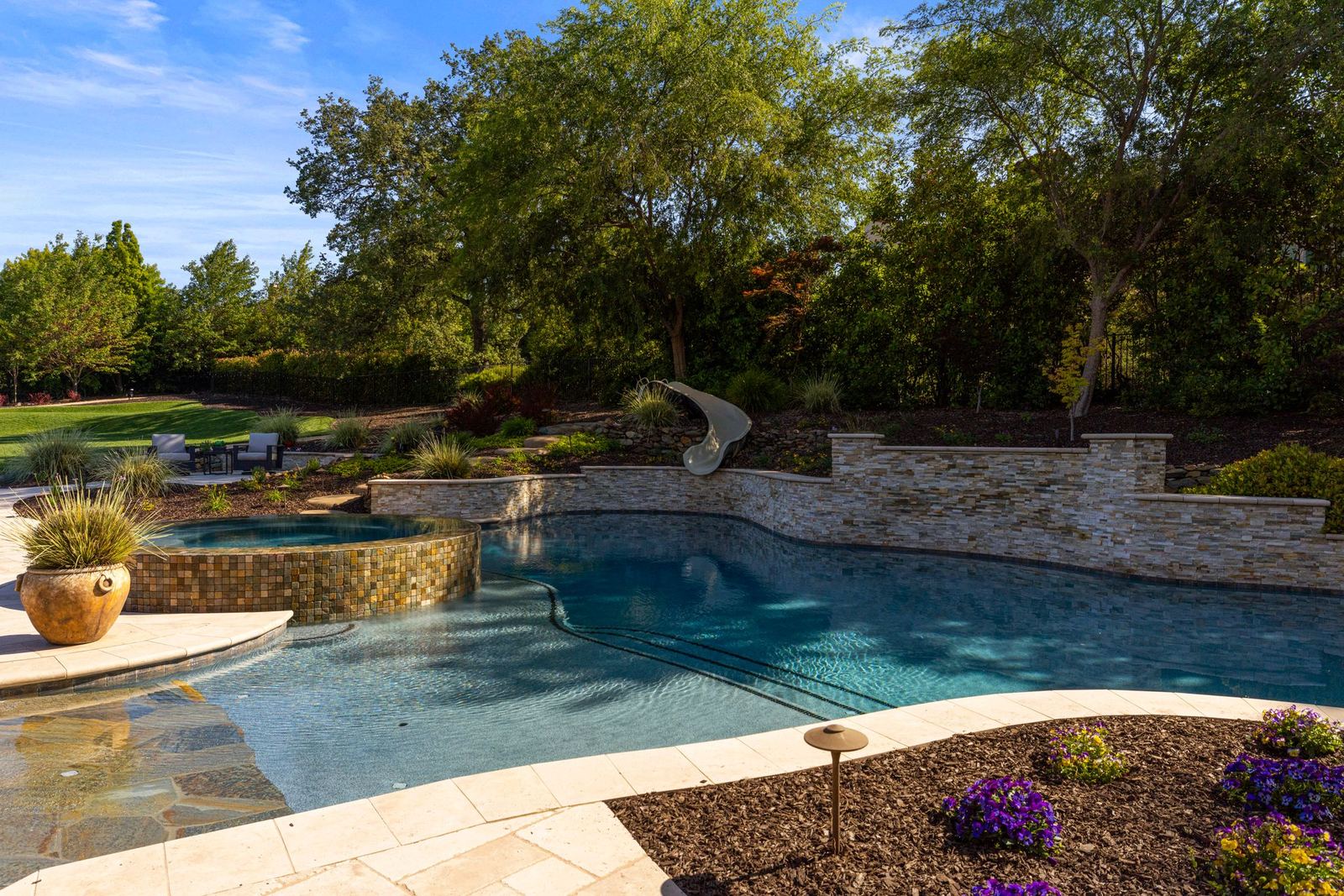Beach-entry pool